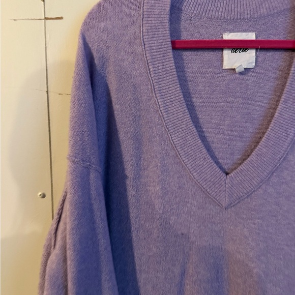 Aerie Women's Soft Purple V-Neck Sweater - Picture 3 of 6